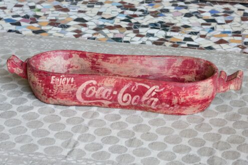 Indyjska taca z ręcznie malowanym napisem Coca-Cola - drewno mango - meble indyjskie