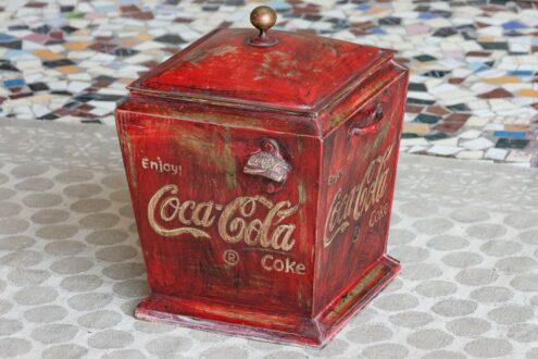 Metalowy pojemnik vintage z otwieraczem do butelek i napisami Coca-Cola - meble indyjskie Orange Tree