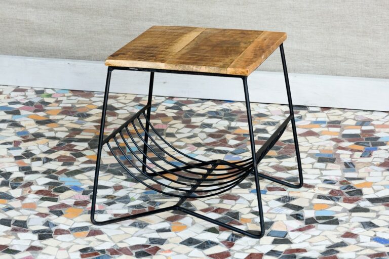 Taboret z gazetnikiem - Orange Tree meble indyjskie