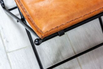 Składane krzesełko ze skórą - Orange Tree meble indyjskie