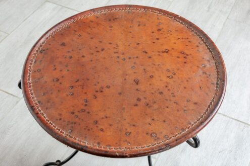 Metalowy stolik ze skórą - Orange Tree meble indyjskie