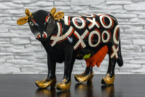 Czarna krowa w złotych butach 2