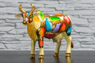 Krowa z kolorowymi łatkami 2