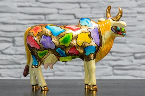 Krowa z kolorowymi łatkami 4
