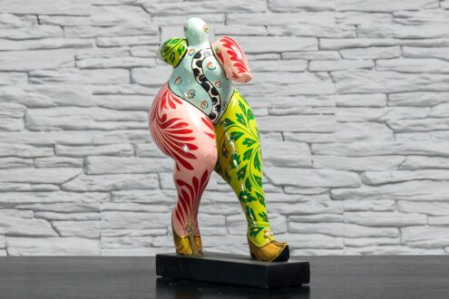 Biegnąca kobieta w złotych butach 2