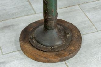 Industrialny stolik z kranem 4