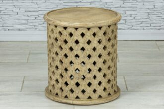 Ażurowy okrągły stolik z piaskowanym drewnem 1
