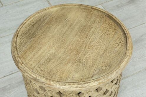 Ażurowy okrągły stolik z piaskowanym drewnem 3