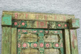 Zielone drzwi z różowymi kwiatkami 2
