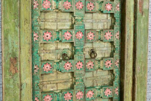 Zielone drzwi z różowymi kwiatkami 4