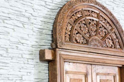Stare drzwi tekowe z ażurowym tympanonem 3