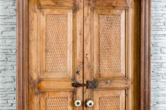 Stare drzwi tekowe z ażurowym tympanonem 4