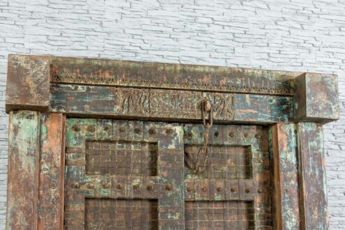 Stare drzwi radżastańskie okute żelazem 2