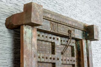 Stare drzwi radżastańskie okute żelazem 3