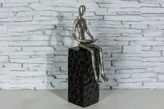 Figurka mężczyzny czytającego książkę 1