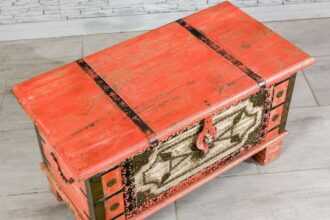 Pomarańczowy kuferek zdobiony mosiądzem 4
