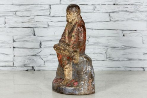 Figurka siedzącego mężczyzny 2