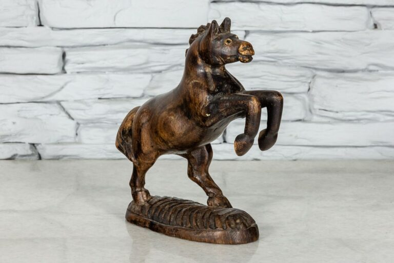 Drewniana figurka wierzgającego konia 1
