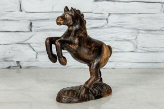 Drewniana figurka wierzgającego konia 6