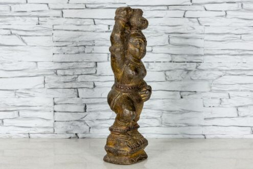 Drewniana figurka kobiety z dzbankiem 2