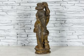 Drewniana figurka kobiety z dzbankiem 4