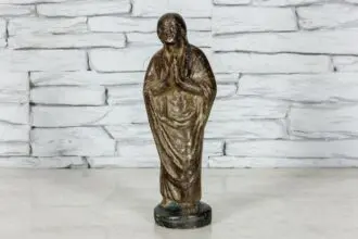 Figurka modlącej się kobiety 1