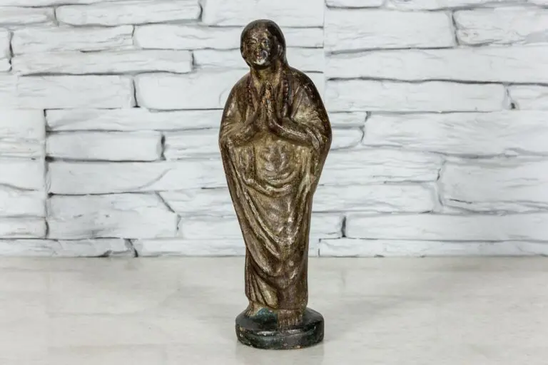 Figurka modlącej się kobiety 1