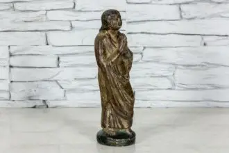 Figurka modlącej się kobiety 2