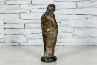 Figurka modlącej się kobiety 3