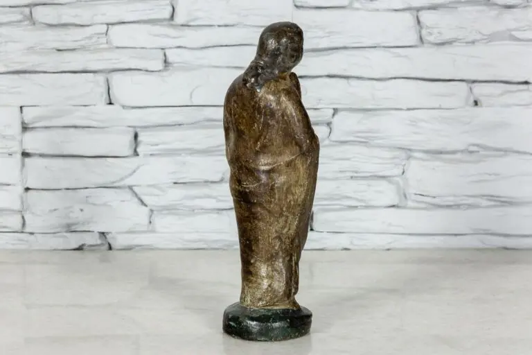Figurka modlącej się kobiety 3