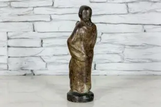 Figurka modlącej się kobiety 4