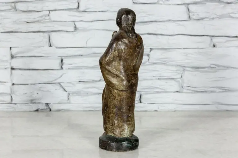 Figurka modlącej się kobiety 4