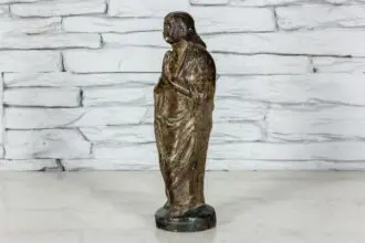 Figurka modlącej się kobiety 6