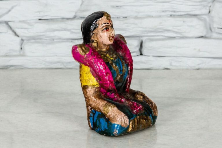 Figurka siedzącej Hinduski 3