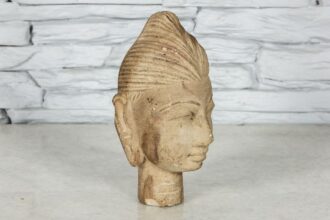 Rzeźba głowy kobiety w kamieniu 3