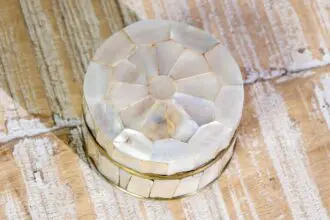 Pudełko śr. 6cm zdobione macicą perłową 2