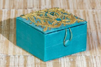 Jedwabne pudełko "Anna" wyszywane złotem i klejnotami 1