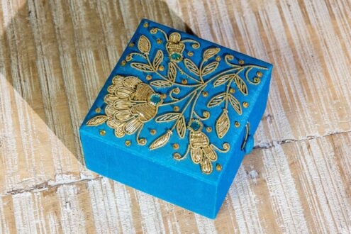 Jedwabne pudełko "Bona" wyszywane złotem i klejnotami 2