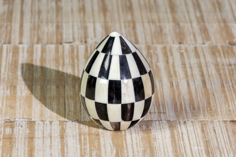 Kościane jajo 11cm z szachownicą