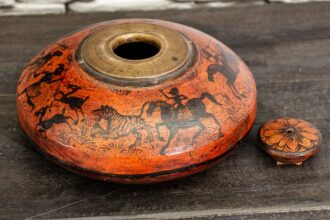 Stary pojemnik opium z czarnymi postaciami - Orange Tree meble indyjskie - 4