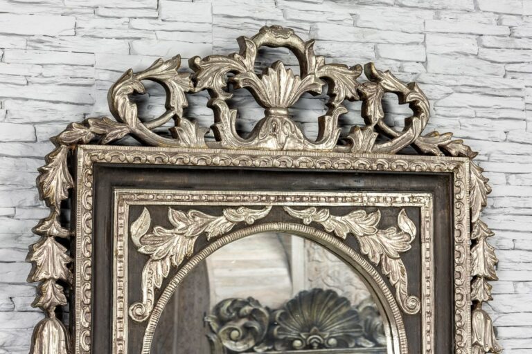Bogato rzeźbiona rama z lustrem okuta metalem 2