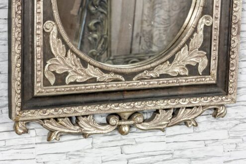 Bogato rzeźbiona rama z lustrem okuta metalem 3