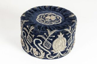 Stara czapka haftowana metalową nicią 1