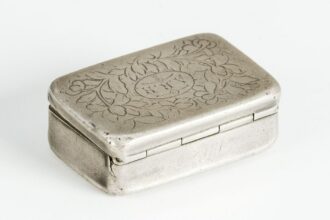 Stare srebrne grawerowane pudełko 4