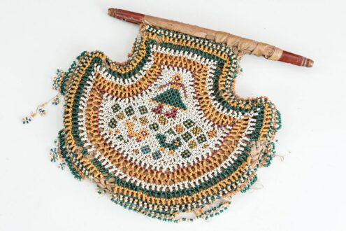 Stara torebka indyjska wykonana z plecionego bambusa i dekorowana szklanymi koralikami. Unikat. 2