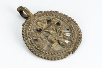 Stary medalion z Hanumanem 2