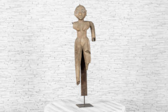 Stara drewniana rzeźba kobiety 1