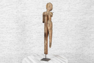 Stara drewniana rzeźba kobiety 4