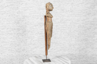 Stara drewniana rzeźba kobiety 5