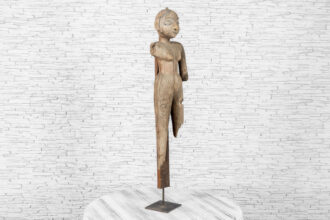 Stara drewniana rzeźba kobiety 6
